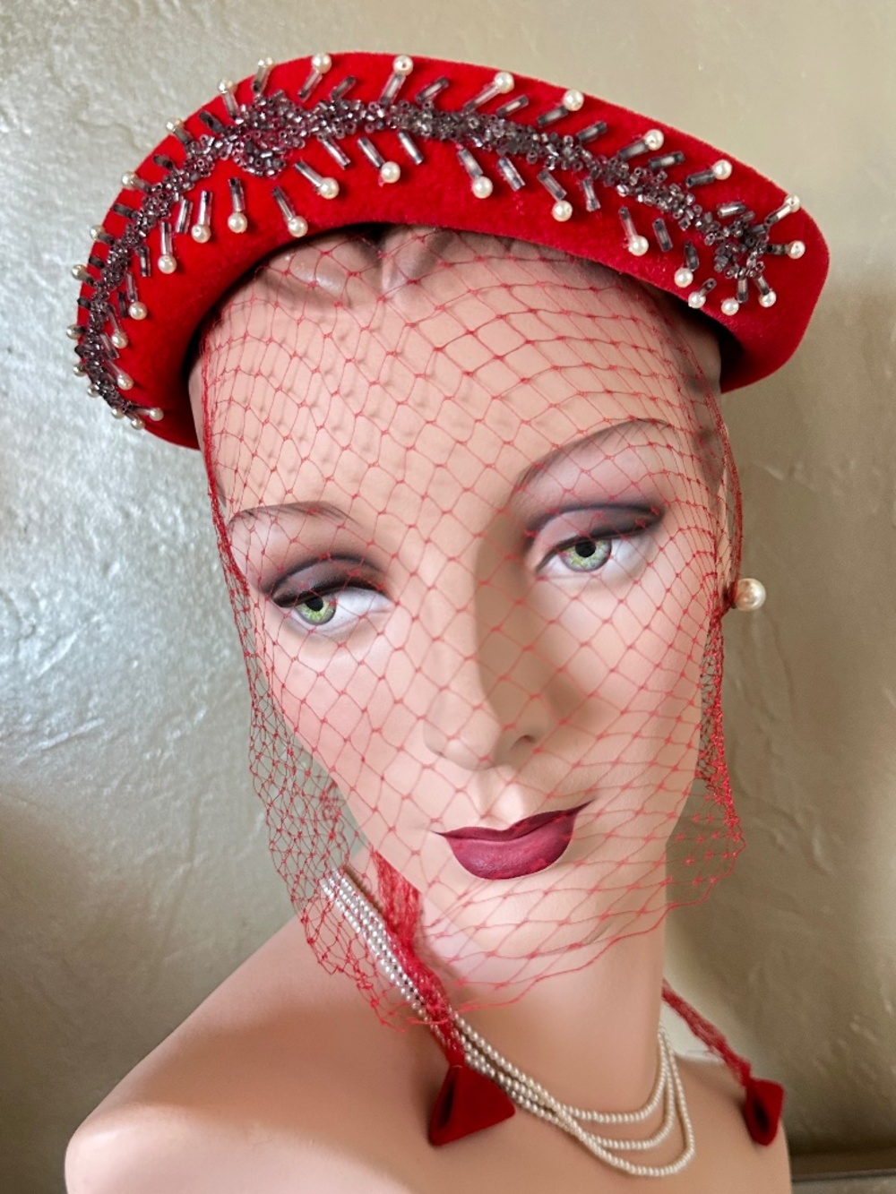 FASHIONABLE 1950s' RED VELOUR FELT COCKTAIL HAT X + BEADS, PEARLS AND VEIL